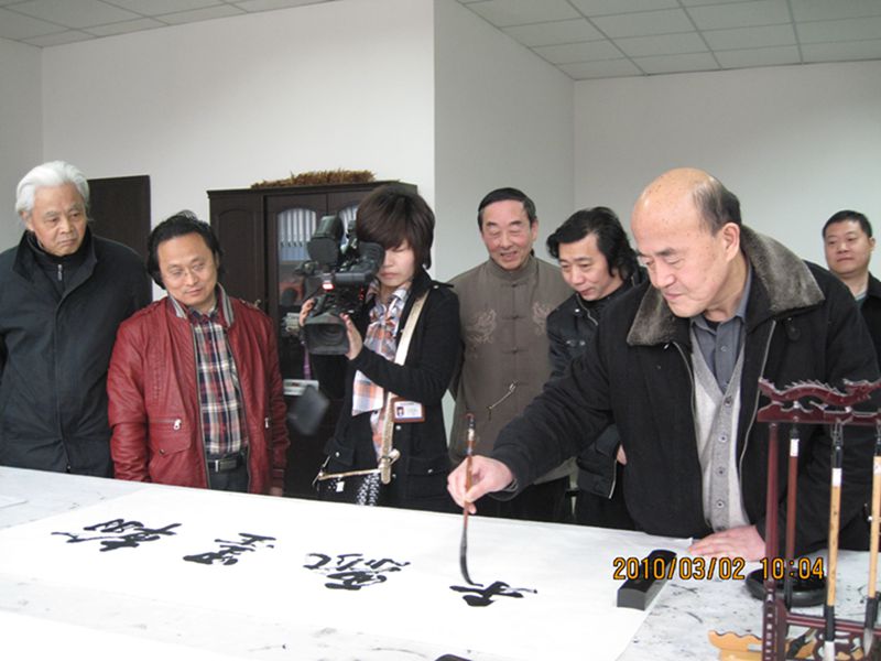 市人大常委會(huì)黨組書(shū)記、副主任張法祥在畫(huà)展開(kāi)幕式上題寫(xiě)“翰墨飄香”.JPG