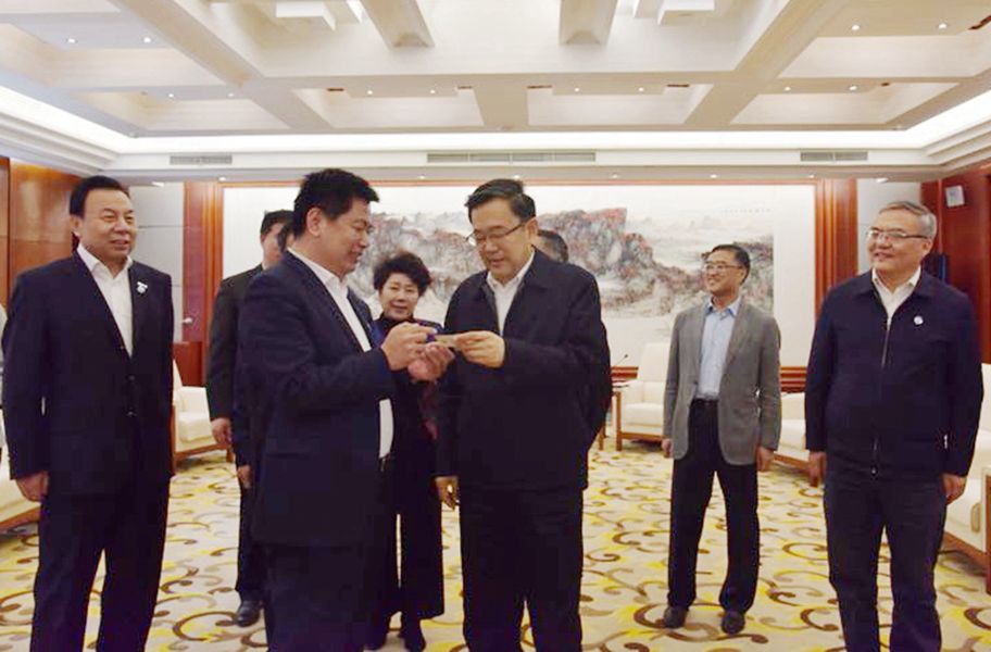 2018年4月16日，貴州省委書記孫志剛聽取全國政協(xié)委員、民建中央常委、中華職業(yè)教育社副理事長、四川國弘現(xiàn)代教育投資公司（省屬國有企業(yè)）董事長蘇華關(guān)于在貴州省發(fā)展教育事業(yè)和教育扶貧工作匯報。_副本.jpg
