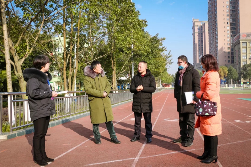 德陽市民辦教育協(xié)會領(lǐng)導蒞臨繼光實驗學校指導工作.jpg
