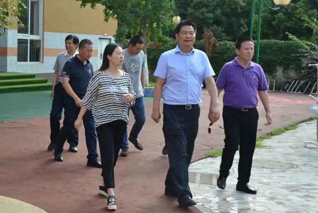 學校董事會董事長蘇華奔走在學校發(fā)展的第一線。_副本.jpg