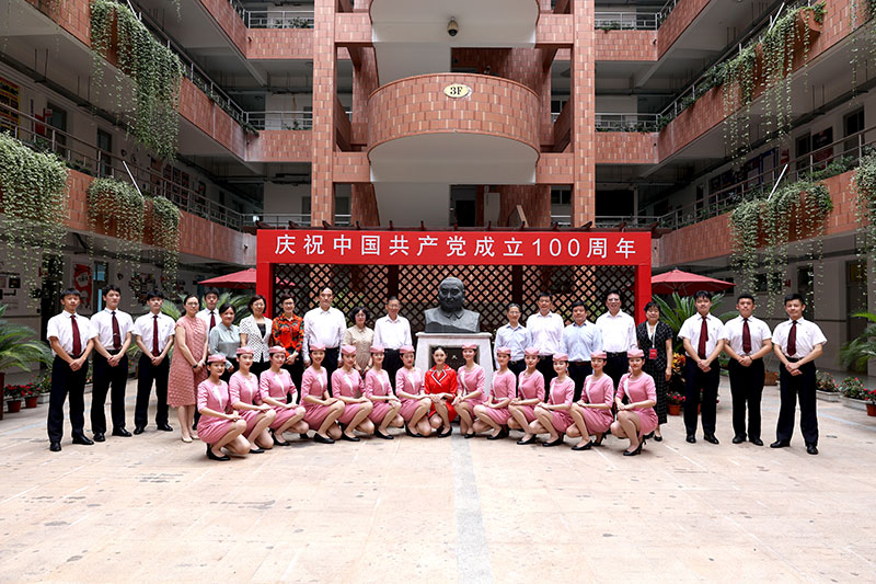 5郝明金理事長(zhǎng)與中華職業(yè)學(xué)?？粘藢I(yè)學(xué)生合影留念.jpg
