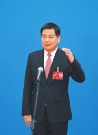 3月7日，“委員通道”集體采訪活動上，住川全國政協(xié)委員蘇華接受媒體采訪。 　　新華社記者 陳曄華 攝.jpg