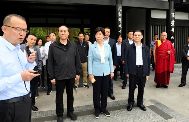 考察組在世園會主會場中華園藝展區(qū)成都園聽取有關(guān)情況介紹。記者 姜寒冬 攝.jpg