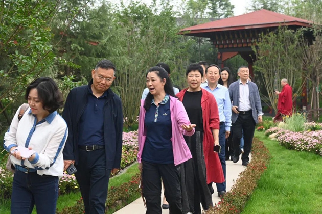 考察組在世園會國際園藝展區(qū)考察。記者 姜寒冬 攝.jpg