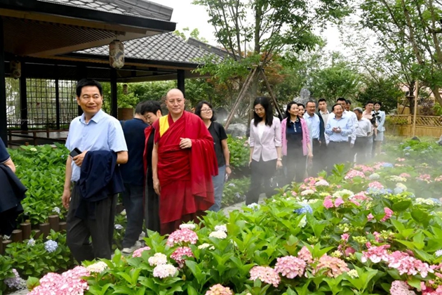 考察組在世園會國際園藝展區(qū)考察。記者 姜寒冬 攝.jpg11.jpg