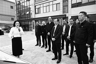 1、調(diào)研組在四川省雅安市漢源縣調(diào)研大學(xué)生電商直播創(chuàng)業(yè)項(xiàng)目以及就業(yè)援助吸納帶動(dòng)就業(yè)情況。.jpg