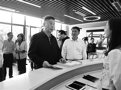2、調(diào)研組在四川省雅安市漢源縣調(diào)研大學(xué)生電商直播創(chuàng)業(yè)項(xiàng)目以及就業(yè)援助吸納帶動(dòng)就業(yè)情況。.jpg