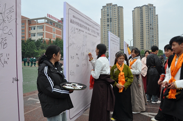 誦讀中華傳統(tǒng)國學經(jīng)典，踐行“五個學會三個規(guī)范”3.jpg